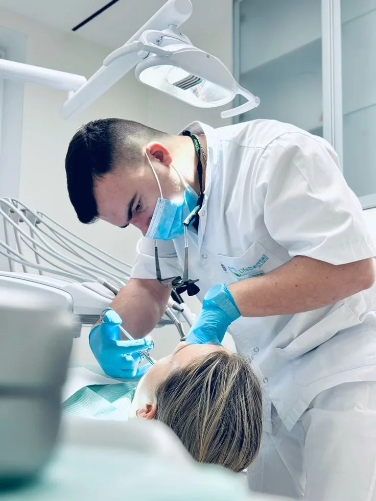 Medic stomatolog în timpul unei intervenții